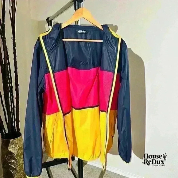 The North Face Lightweight Wind Jacket - Picture 2 of 4